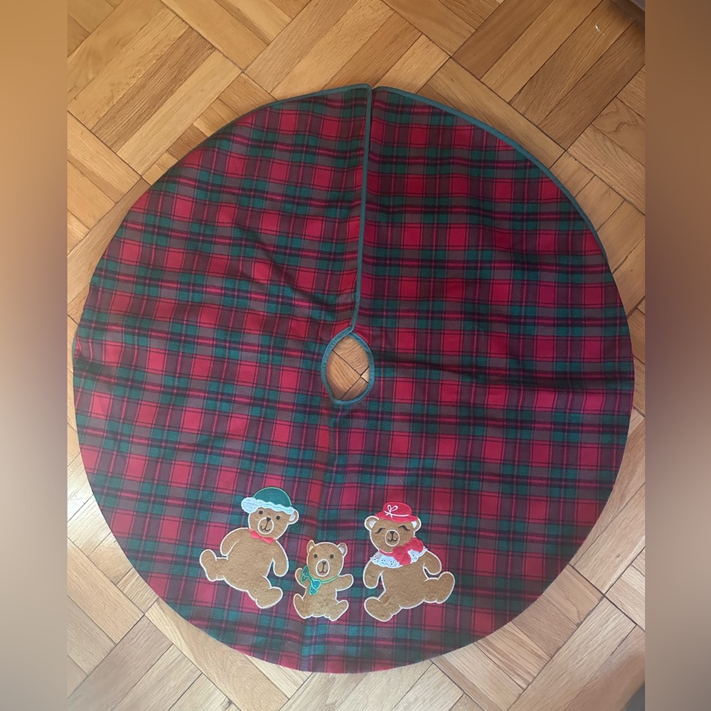 Vintage Christmas Tree Skirt Plaid Red & Green w. Teddy Bear Santas 34”. Taiwan